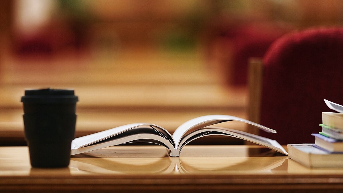 Zu sehen ist ein aufgeschlagenes Buch.