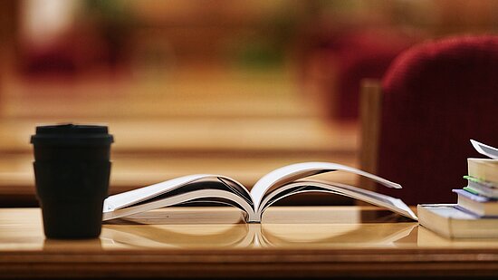 Zu sehen ist ein aufgeschlagenes Buch.
